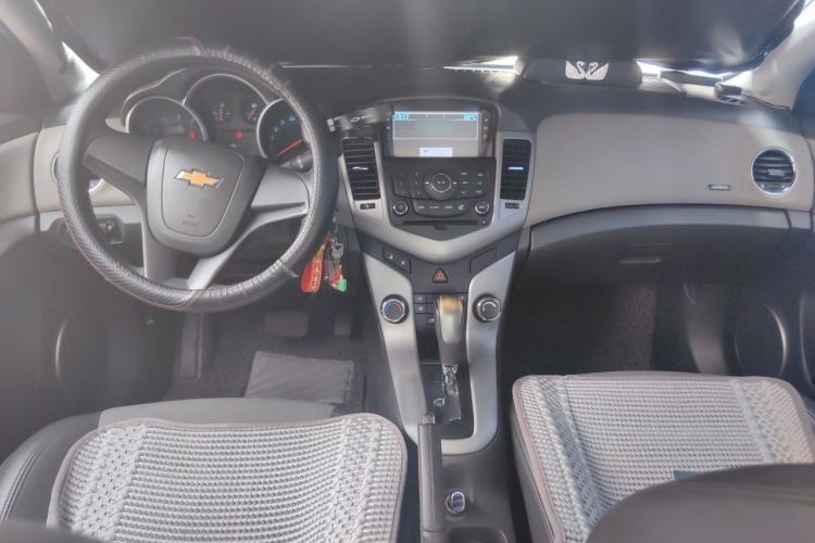 Used Chevrolet Cruze 2012 1.8L SE AT Center Console