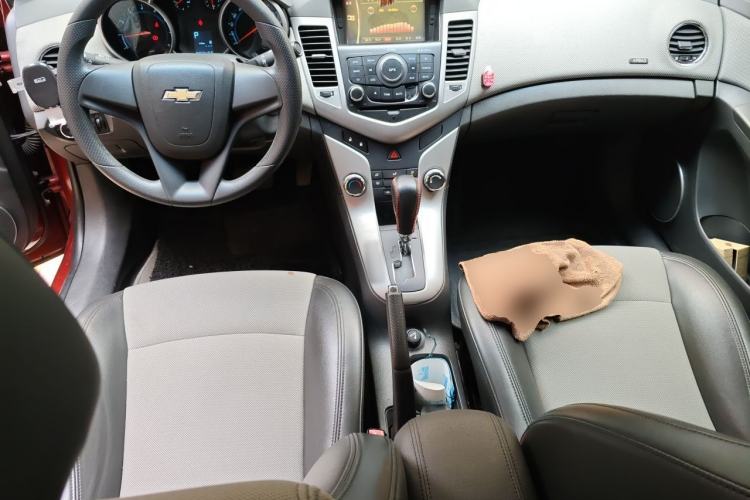 Used Chevrolet Cruze 2012 1.8L SE AT Center Console