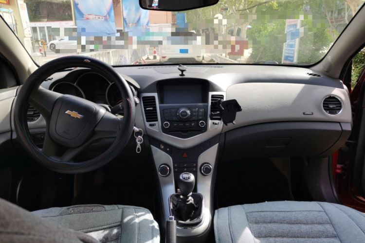 Used Chevrolet Cruze 2012 1.6L SE MT Center Console