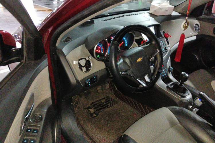 Used Chevrolet Cruze 2012 1.6L SL MT Driver Seat