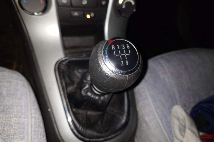 Used Chevrolet Cruze 2012 1.6L SL MT Gear Lever