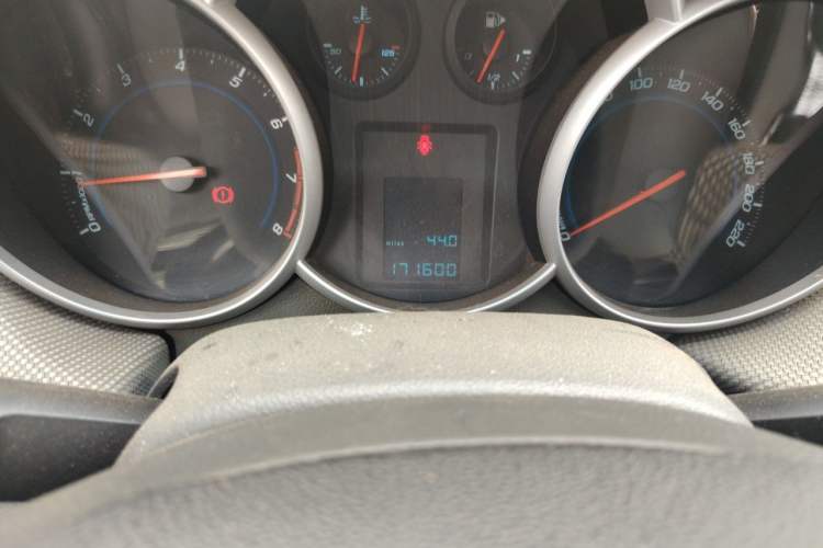 Used Chevrolet Cruze 2012 1.6L SE MT Odometer Close Up