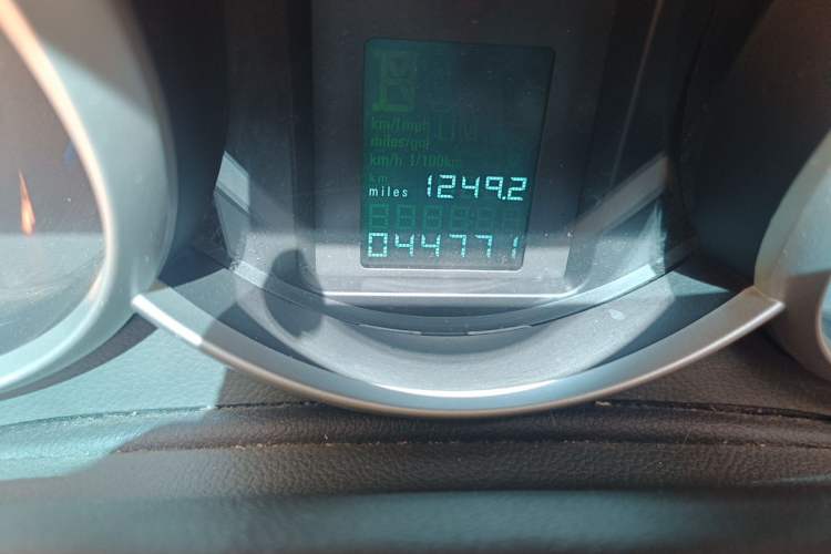 Used Chevrolet Cruze 2012 1.6L SE MT Odometer Close Up