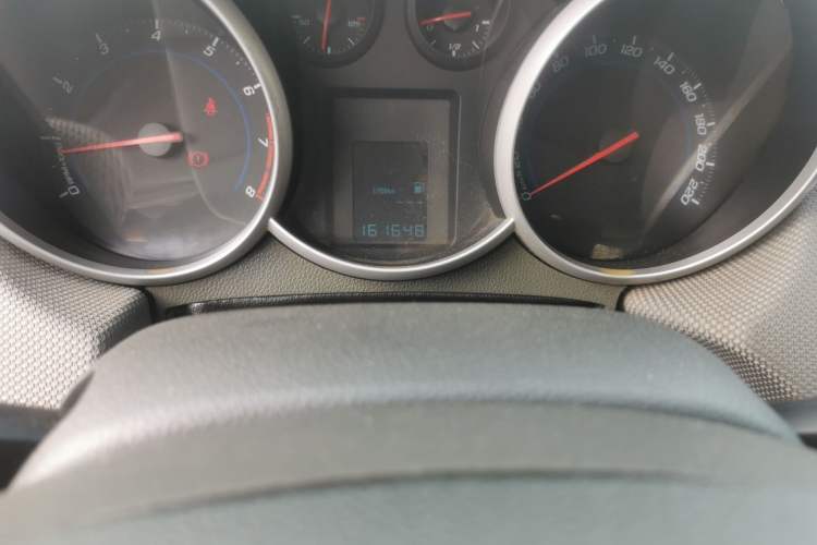 Used Chevrolet Cruze 2012 1.6L SE MT Odometer Close Up