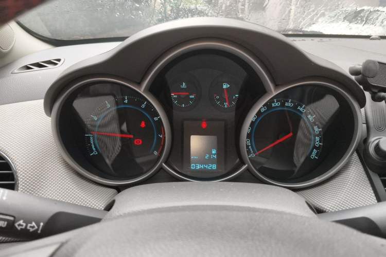 Used Chevrolet Cruze 2012 1.6L SE MT Odometer Close Up
