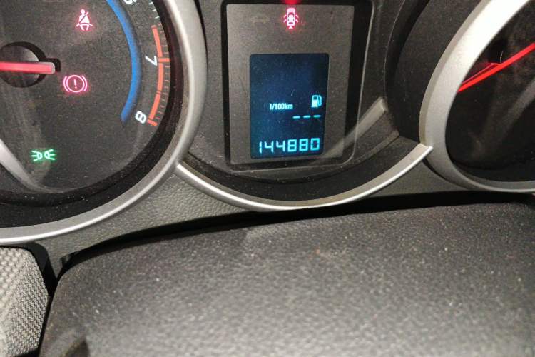 Used Chevrolet Cruze 2012 1.6L SL MT Odometer Close Up