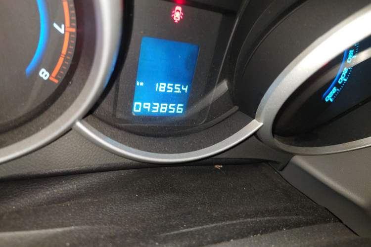 Used Chevrolet Cruze 2012 1.6L SL MT Odometer Close Up
