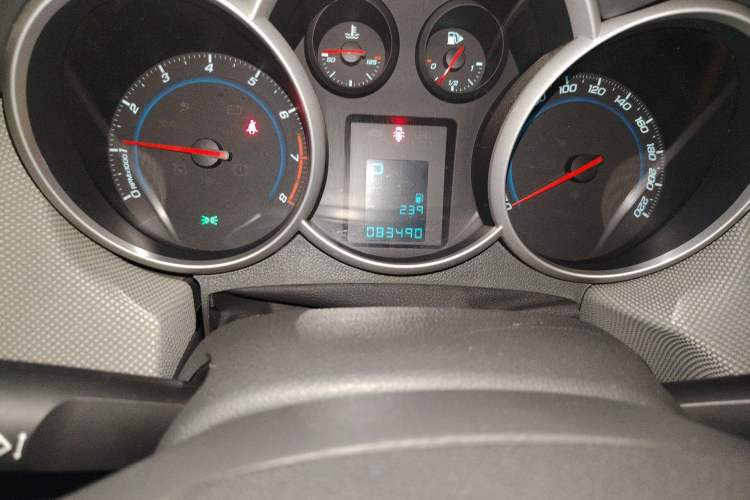 Used Chevrolet Cruze 2012 1.8L SE AT Odometer Close Up