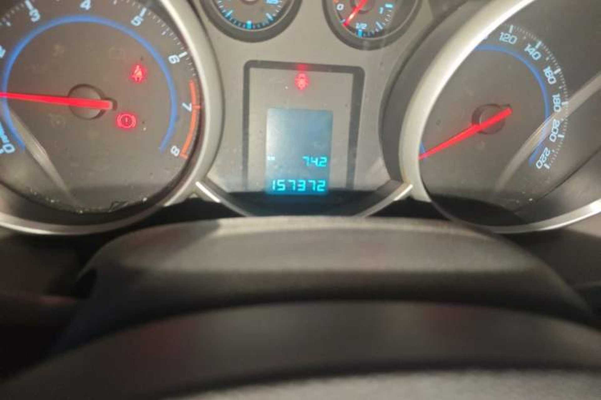 Used Chevrolet Cruze 2012 1.6L SL MT Odometer Close Up