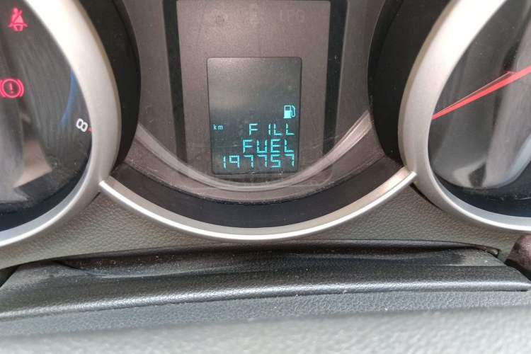 Used Chevrolet Cruze 2012 1.6L SL MT Odometer Close Up