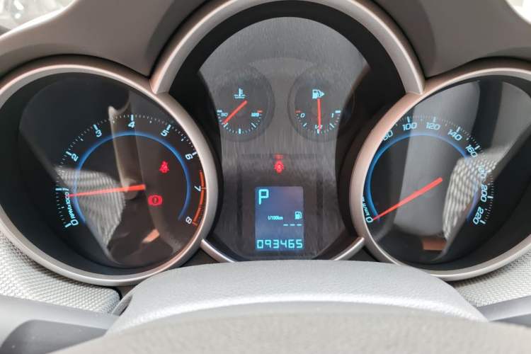 Used Chevrolet Cruze 2012 1.8L SE AT Odometer Close Up