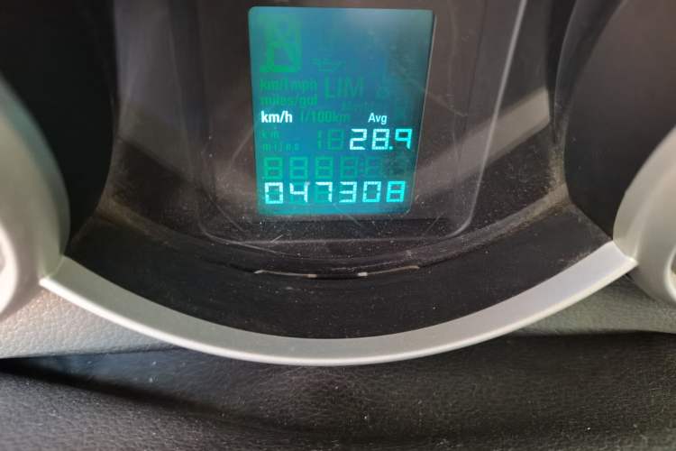 Used Chevrolet Cruze 2012 1.6L SE MT Odometer Close Up