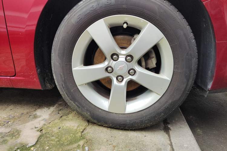 Used Chevrolet Cruze 2012 1.6L SL Grand Edition Manual Transmission Right Front Wheel Hub