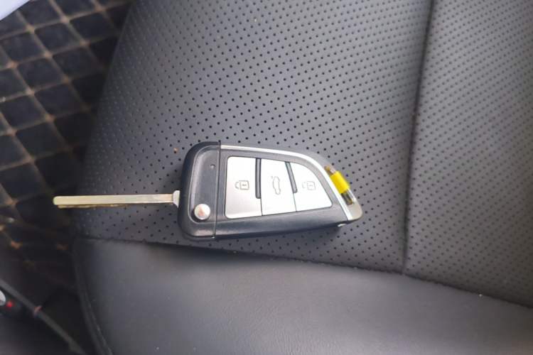 Used Chevrolet Cruze 2012 1.6L SL Grand Edition Manual Transmission Vehicle Key
