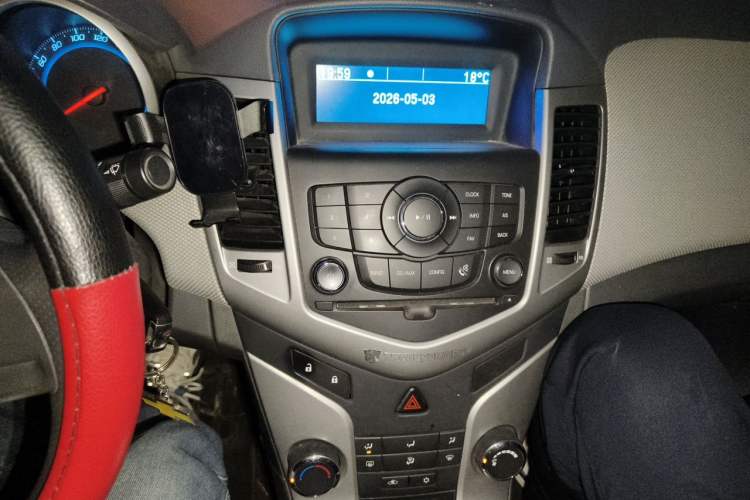 Used Chevrolet Cruze 2012 1.6L SE MT Audio And AC Panel
