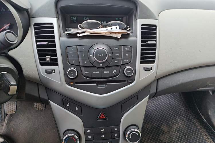 Used Chevrolet Cruze 2012 1.6L SL Grand Edition Manual Transmission Audio And AC Panel