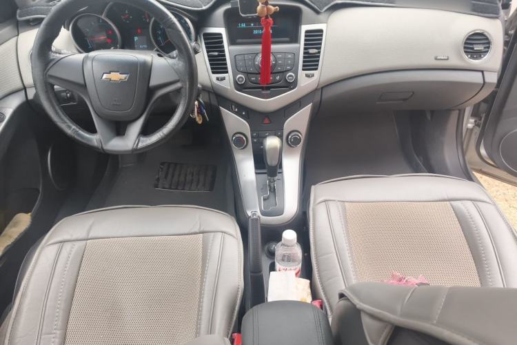 Used Chevrolet Cruze 2012 1.8L SE AT Center Console