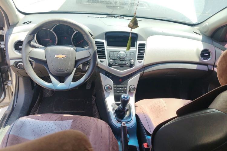 Used Chevrolet Cruze 2012 1.6L SL Grand Edition Manual Transmission Center Console