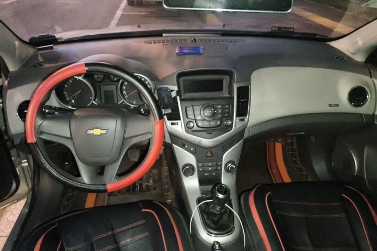 Used Chevrolet Cruze 2012 1.6L SE MT Center Console