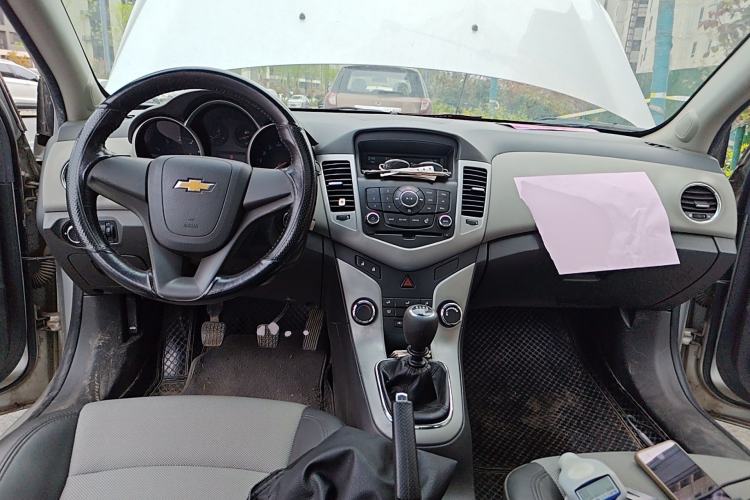 Used Chevrolet Cruze 2012 1.6L SL Grand Edition Manual Transmission Center Console