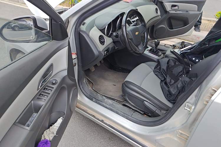 Used Chevrolet Cruze 2012 1.6L SL Grand Edition Manual Transmission Driver Seat