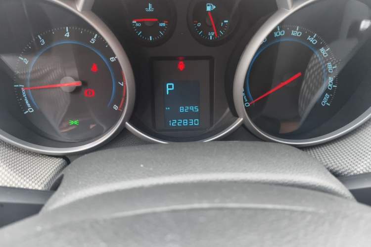 Used Chevrolet Cruze 2012 1.8L SE AT Odometer Close Up