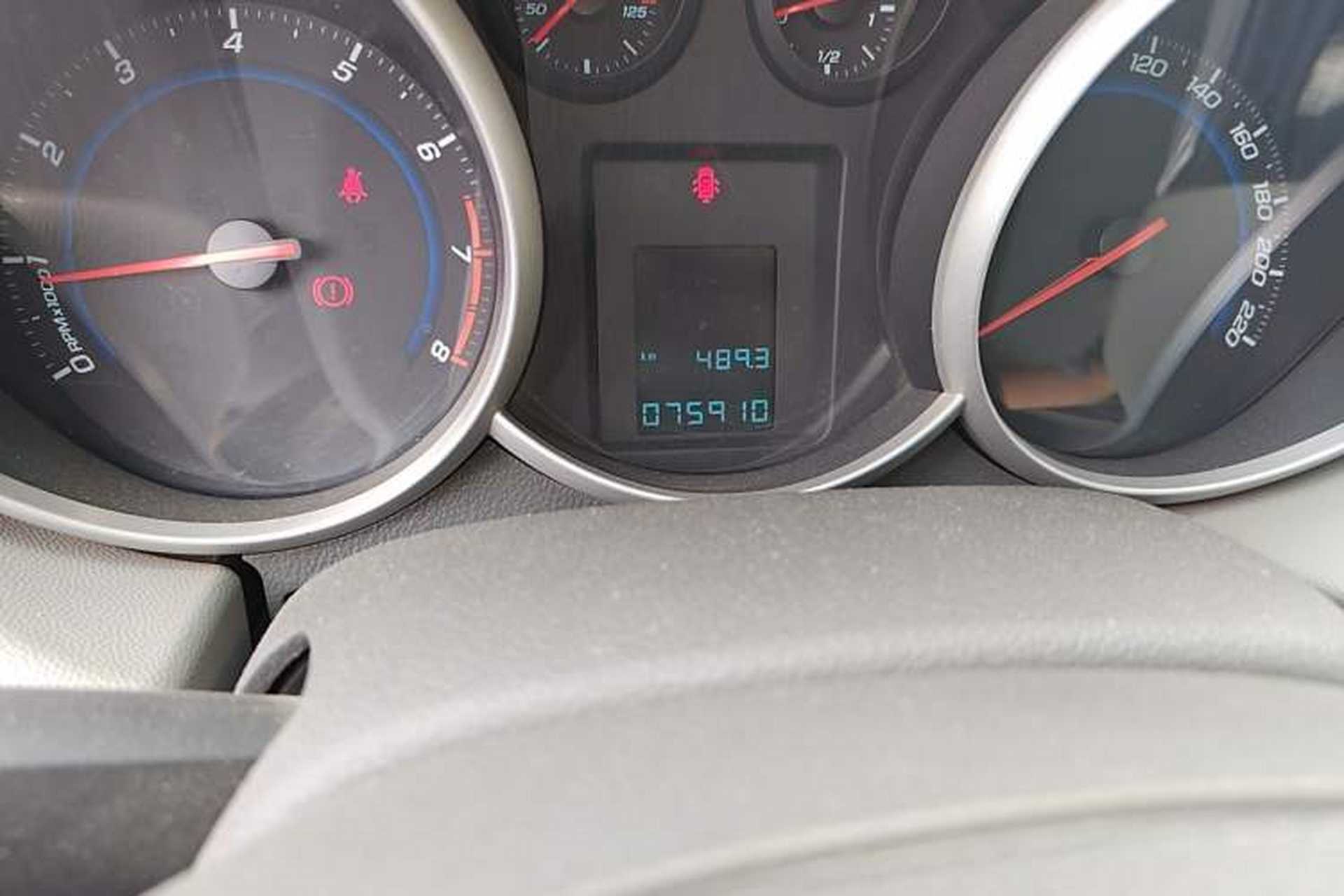 Used Chevrolet Cruze 2012 1.6L SL Grand Edition Manual Transmission Odometer Close Up