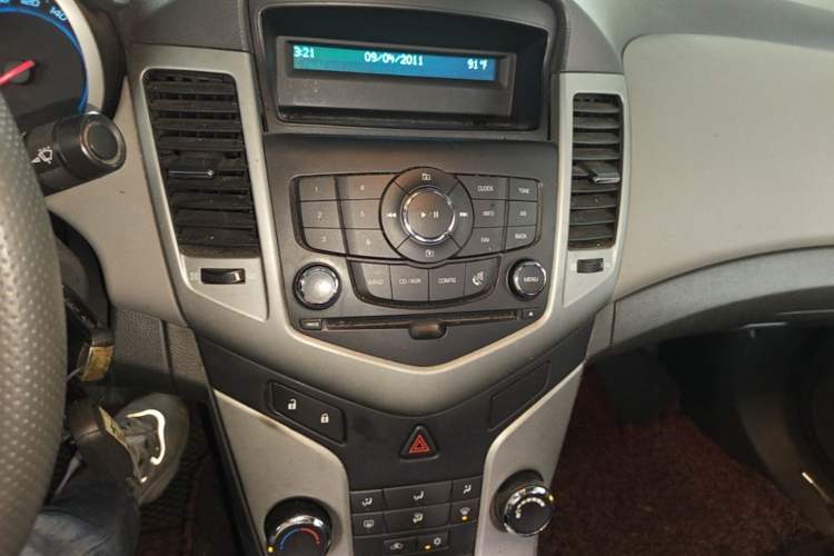 Used Chevrolet Cruze 2012 1.6L SL MT Audio And AC Panel