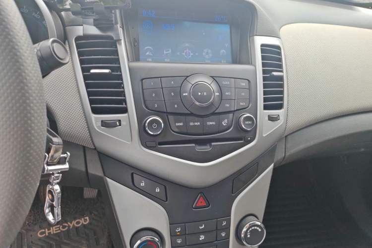 Used Chevrolet Cruze 2012 1.6L SE MT Audio And AC Panel