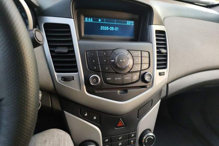 Used Chevrolet Cruze 2012 1.6L SE MT Audio And AC Panel