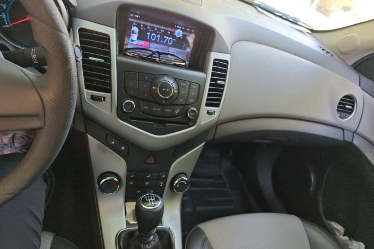 Used Chevrolet Cruze 2012 1.6L SL Grand Edition Manual Transmission Audio And AC Panel
