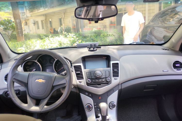 Used Chevrolet Cruze 2012 1.8L SE AT Center Console