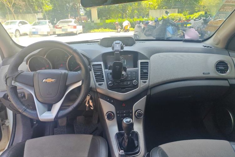 Used Chevrolet Cruze 2012 1.6L SL MT Center Console