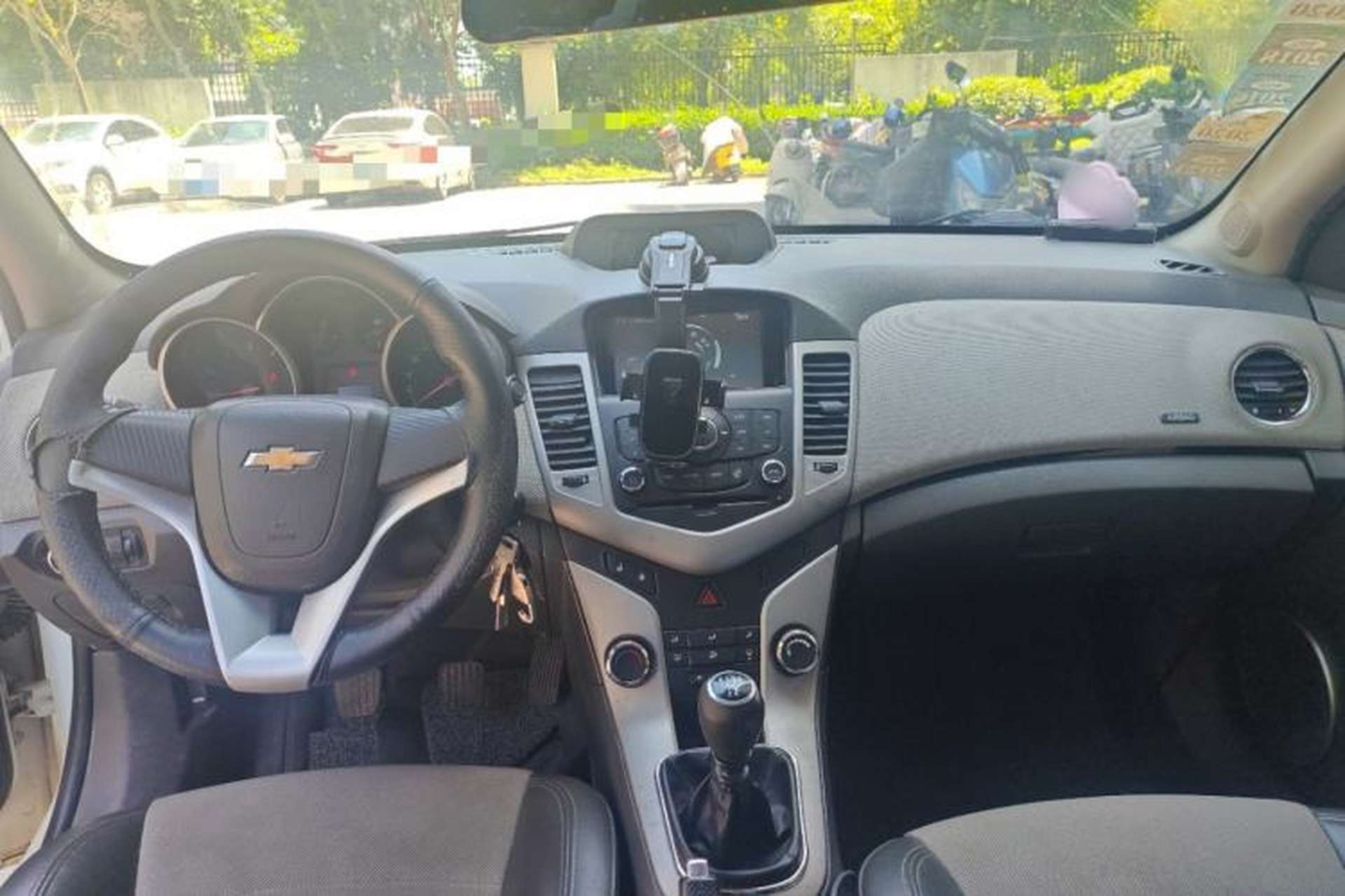 Used Chevrolet Cruze 2012 1.6L SL MT Center Console