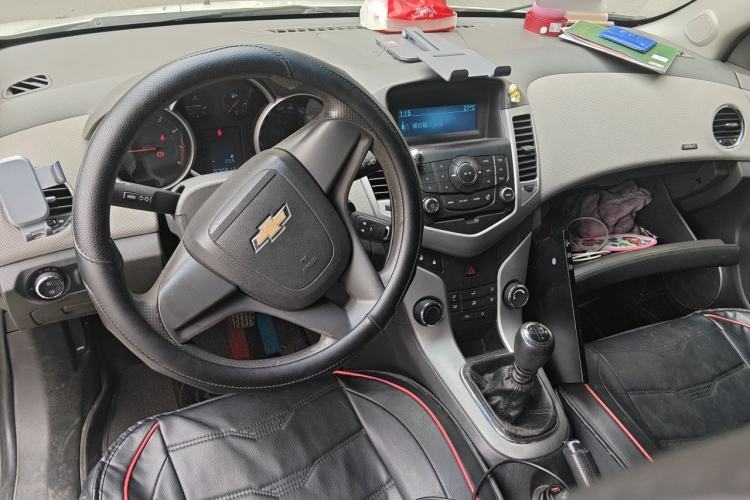 Used Chevrolet Cruze 2012 1.6L SE MT Center Console