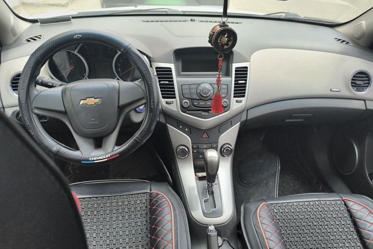 Used Chevrolet Cruze 2012 1.8L SE AT Center Console