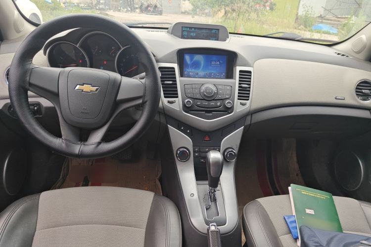 Used Chevrolet Cruze 2012 1.8L SE AT Center Console