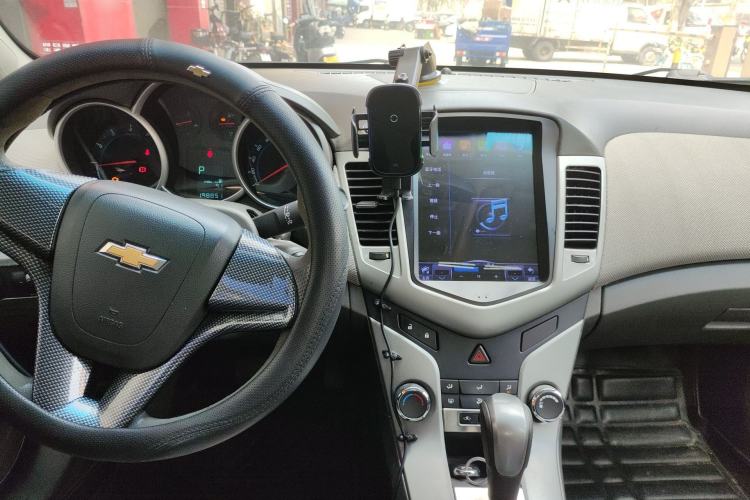 Used Chevrolet Cruze 2012 1.8L SE AT Center Console