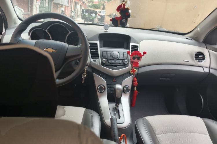 Used Chevrolet Cruze 2012 1.8L SE AT Center Console