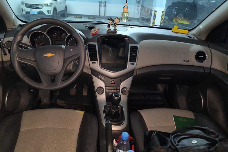 Used Chevrolet Cruze 2012 1.6L SE MT Center Console