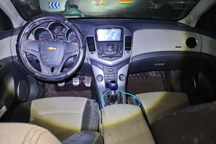Used Chevrolet Cruze 2012 1.6L SE MT Center Console