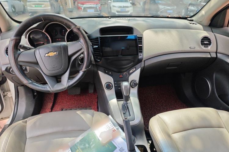 Used Chevrolet Cruze 2012 1.8L SE AT Center Console