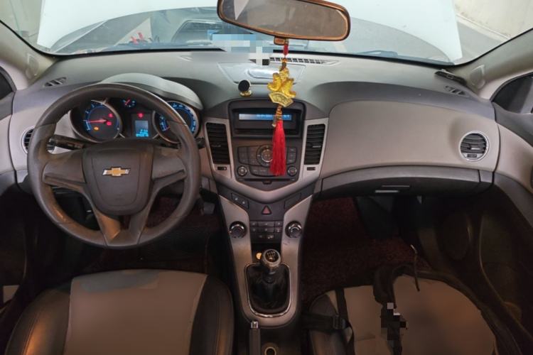 Used Chevrolet Cruze 2012 1.6L SL MT Center Console