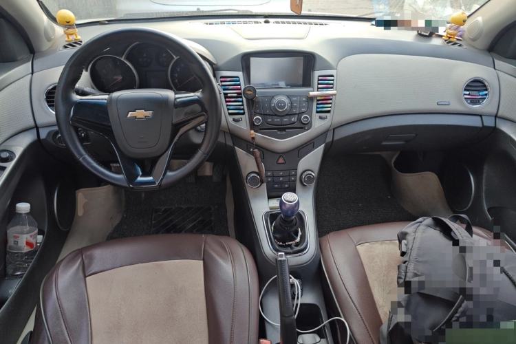 Used Chevrolet Cruze 2012 1.6L SE MT Center Console