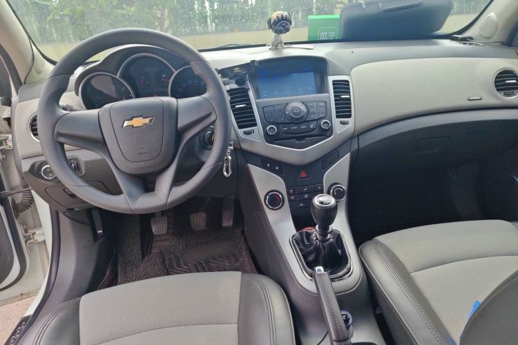 Used Chevrolet Cruze 2012 1.6L SE MT Center Console