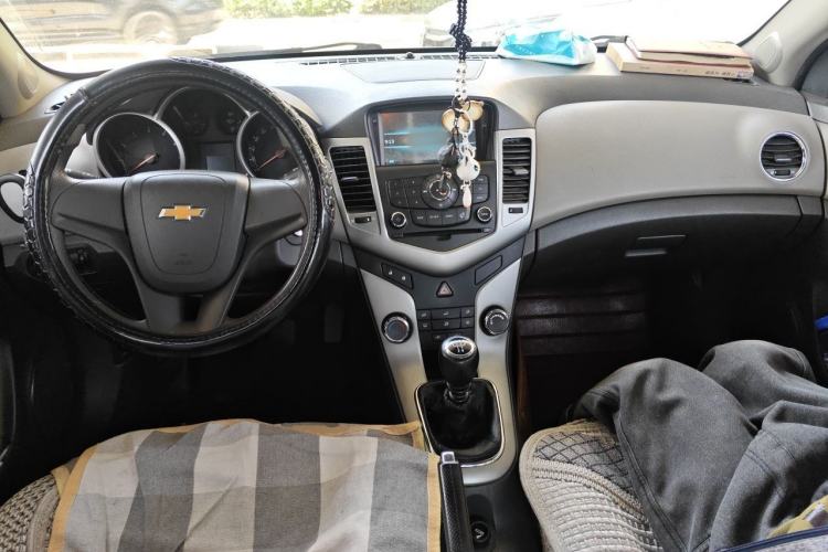Used Chevrolet Cruze 2012 1.6L SL MT Center Console
