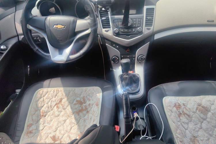 Used Chevrolet Cruze 2012 1.6L SE MT Center Console