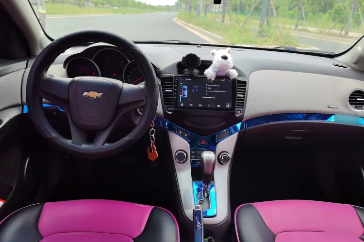 Used Chevrolet Cruze 2012 1.8L SE AT Center Console