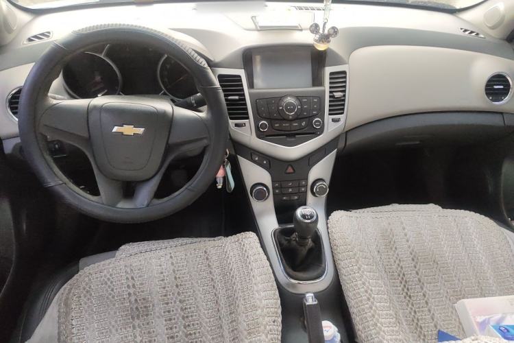 Used Chevrolet Cruze 2012 1.6L SL Grand Edition Manual Transmission Center Console