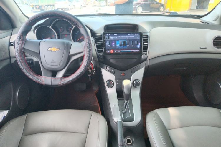 Used Chevrolet Cruze 2012 1.8L SE AT Center Console